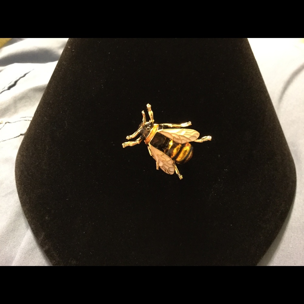 Bumble bee brooch...so cute! 1.5 inches long.